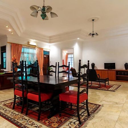 Hotel Oyo Living 2843 Raz House Syariah Medan Esterno foto