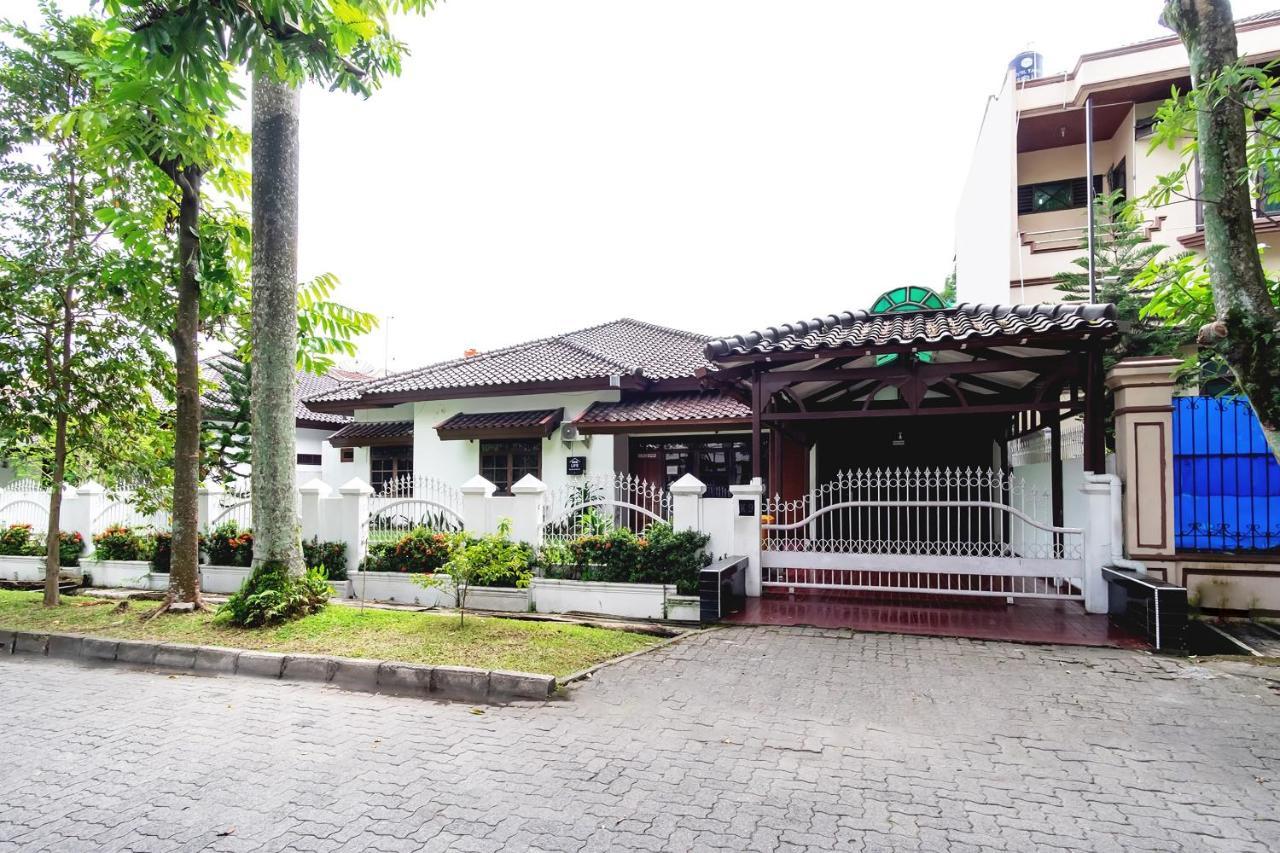 Hotel Oyo Living 2843 Raz House Syariah Medan Esterno foto