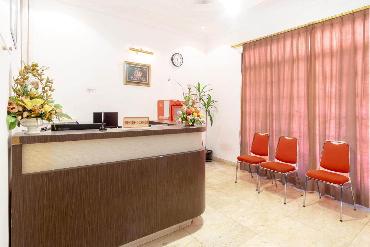 Hotel Oyo Living 2843 Raz House Syariah Medan Esterno foto