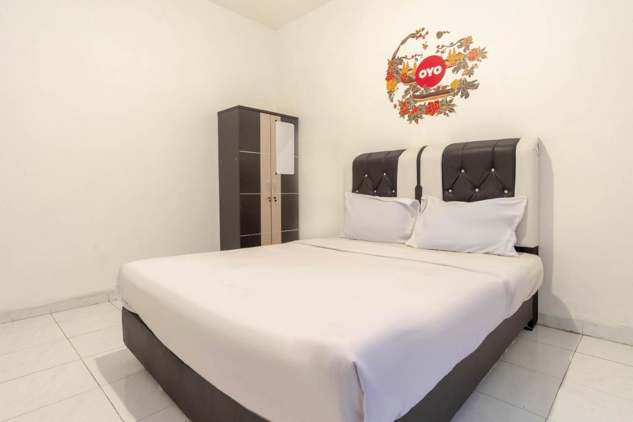 Hotel Oyo Living 2843 Raz House Syariah Medan Esterno foto