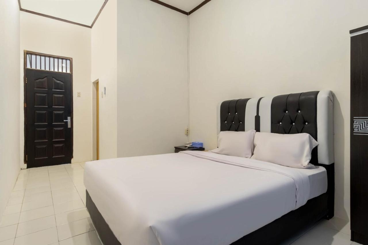 Hotel Oyo Living 2843 Raz House Syariah Medan Esterno foto