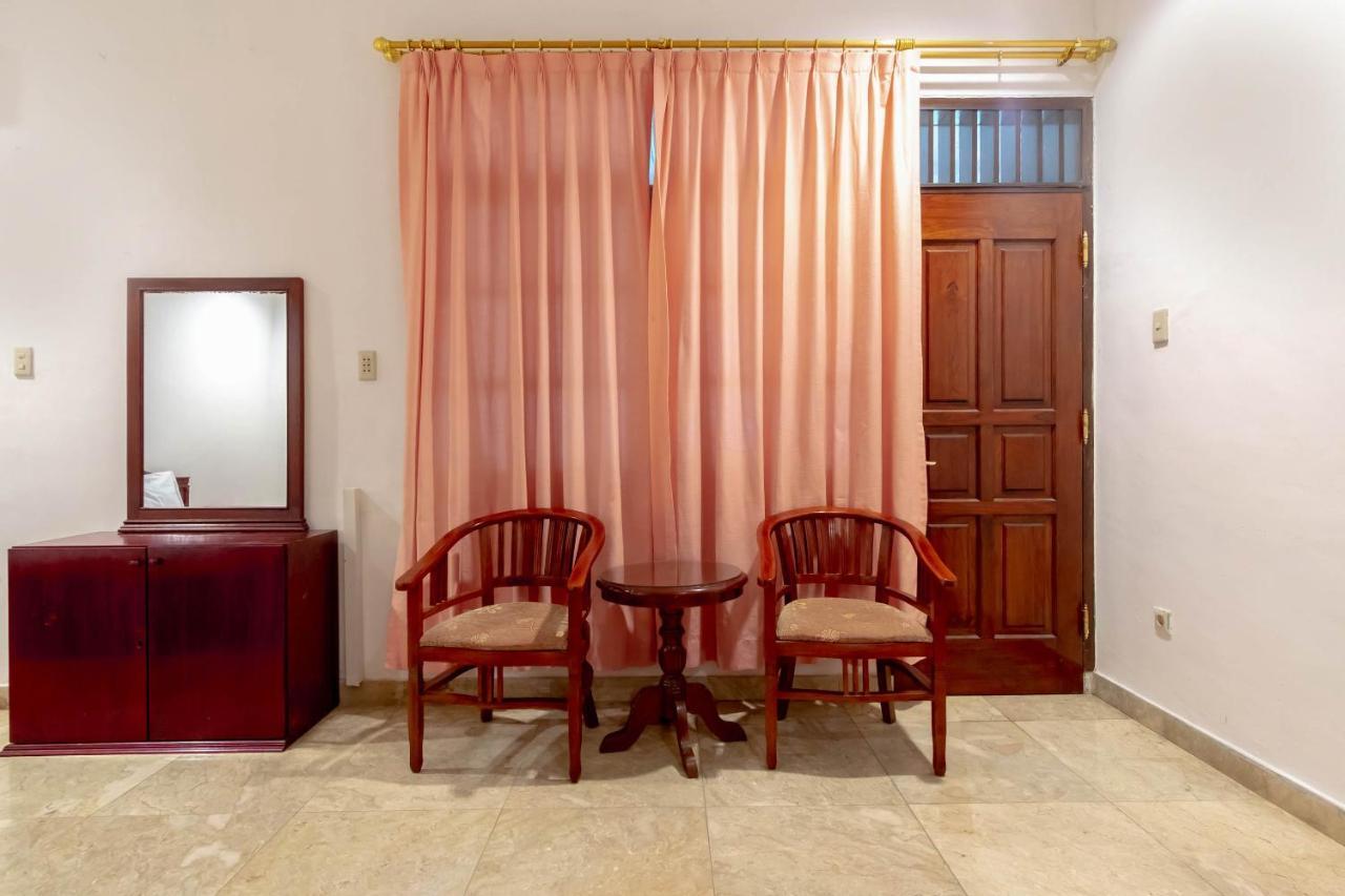Hotel Oyo Living 2843 Raz House Syariah Medan Esterno foto