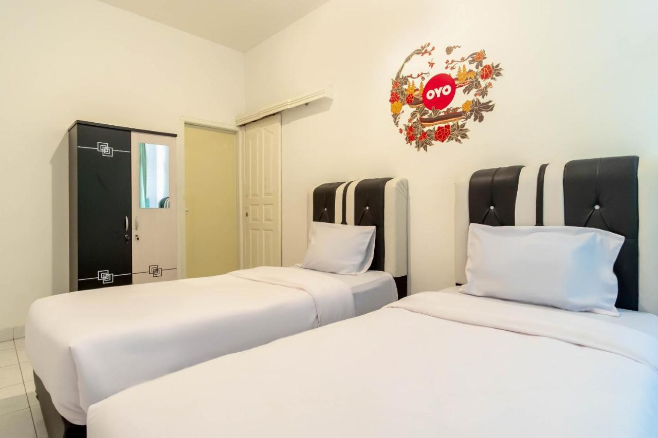 Hotel Oyo Living 2843 Raz House Syariah Medan Esterno foto