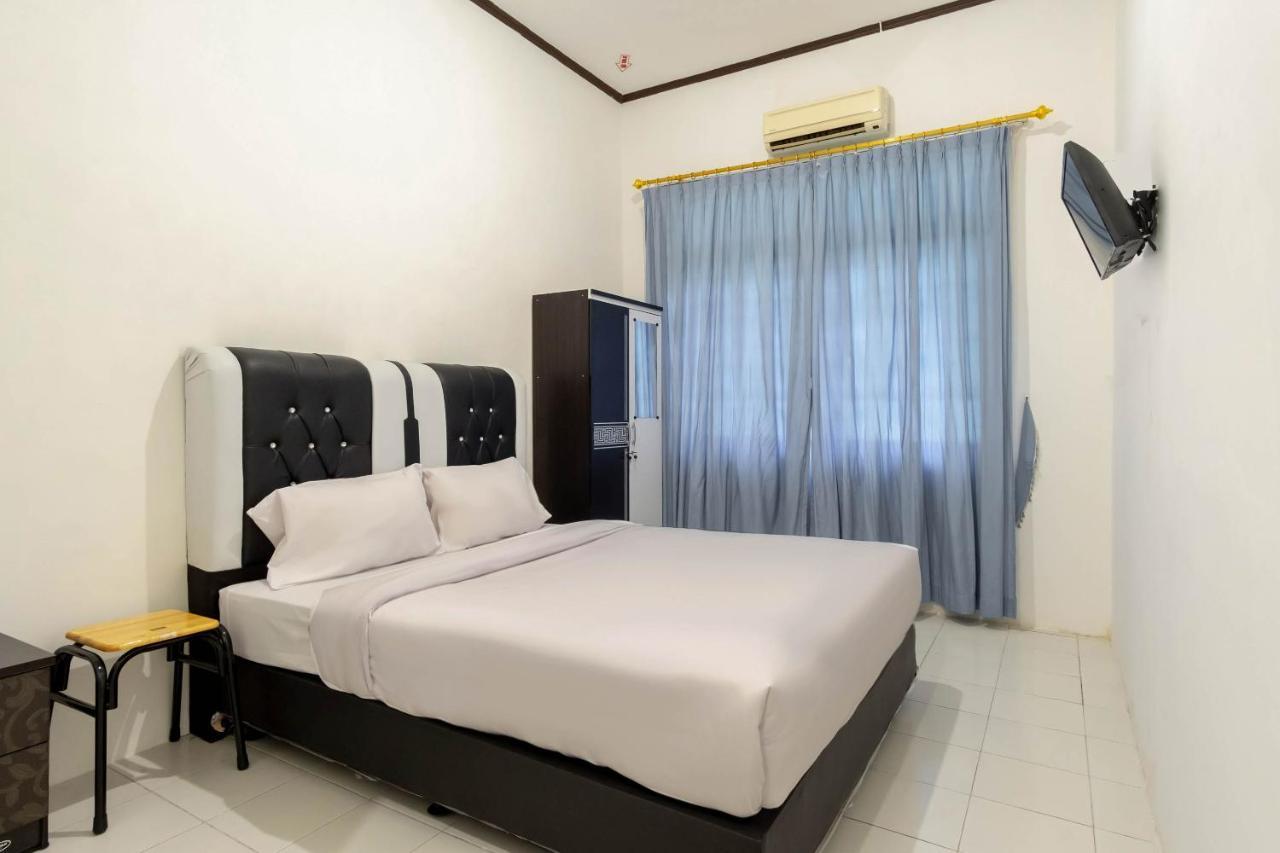 Hotel Oyo Living 2843 Raz House Syariah Medan Esterno foto