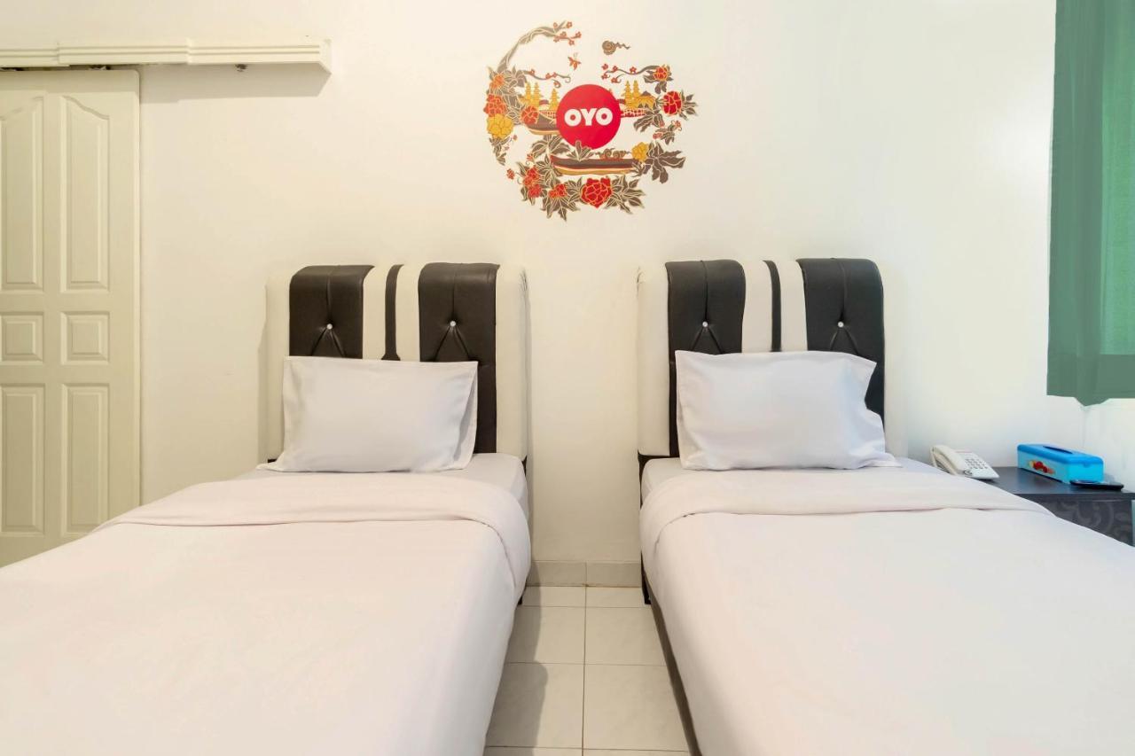 Hotel Oyo Living 2843 Raz House Syariah Medan Esterno foto